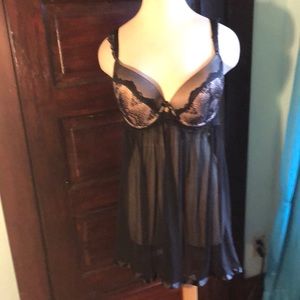 Daisy Fuentes 1X negligee black lace overlay /sheer/ribbon trimmed nude cups